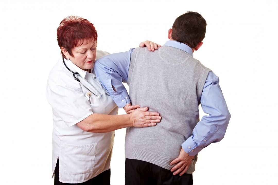 лікар оглядає пацієнта при болях у спині