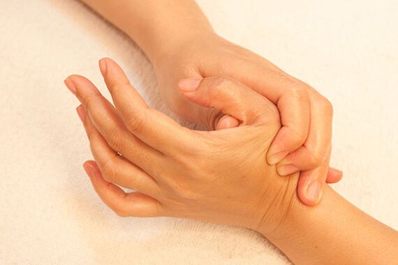 З метою полегшення симптомів може проводитись масаж суглобів пальців рук